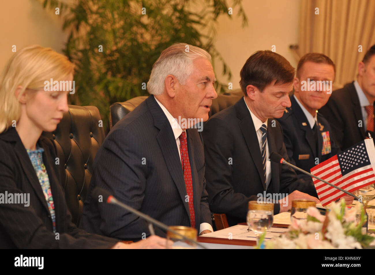 El Secretario de Estado de Estados Unidos, Tillerson, flanqueado por su delegación participar en una reunión bilateral con el Primer Ministro paquistaní Shahid Khaqan Abbasi y el Gobierno paquistaní de representantes en la casa del Primer Ministro en Islamabad, Pakistán, 24 de octubre de 2017. Foto de stock