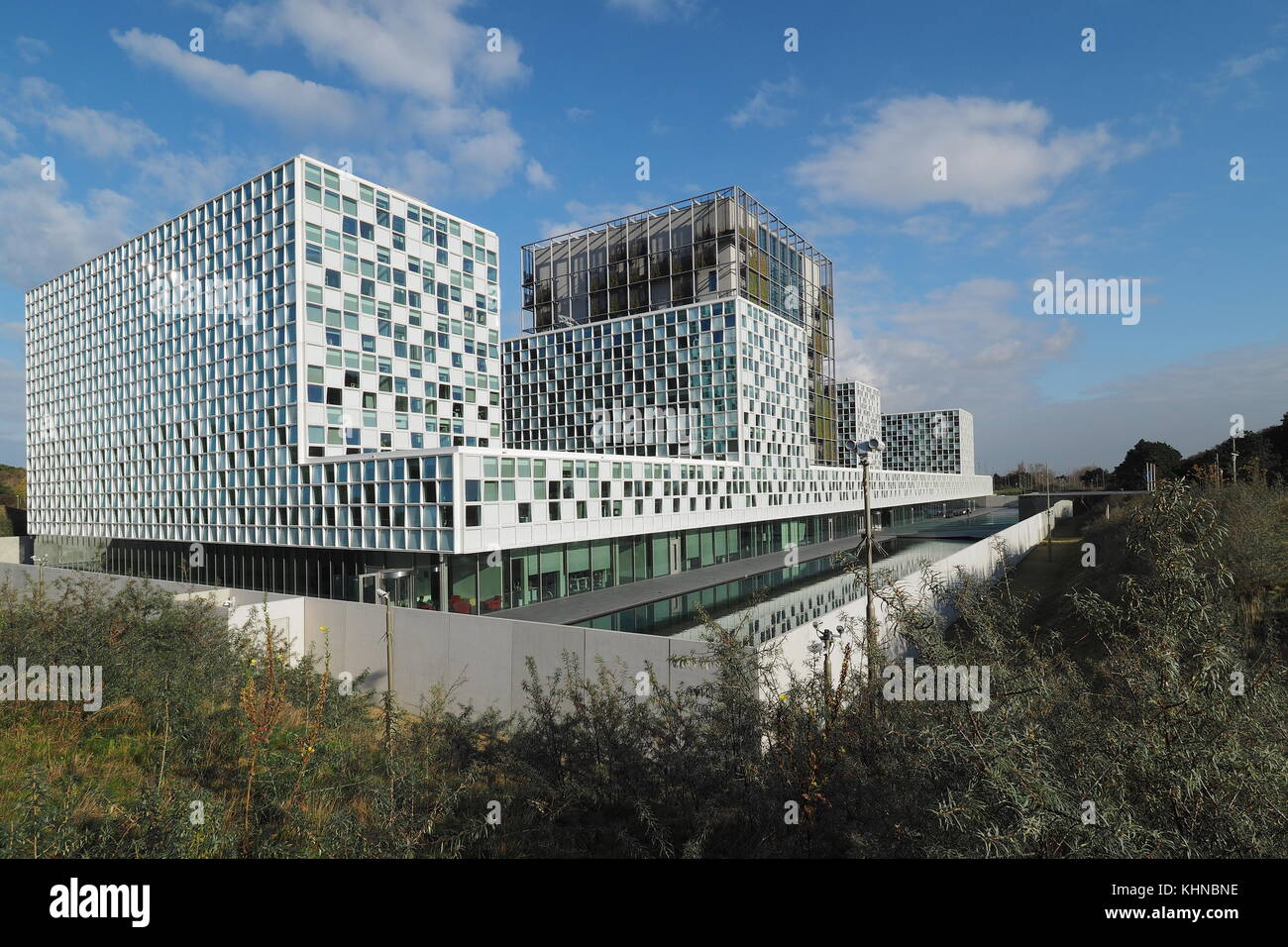 La Haya, Holanda - 3 de noviembre de 2017: la nueva corte penal internacional abierto 2016 edificio con foso, situado entre dunas en La Haya. Foto de stock