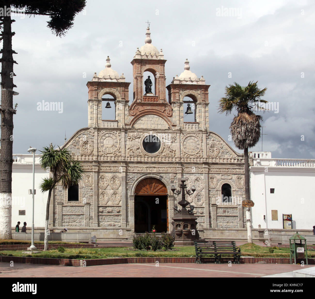 En la plaza de la catedral de la ciudad de Riobamba en Ecuador