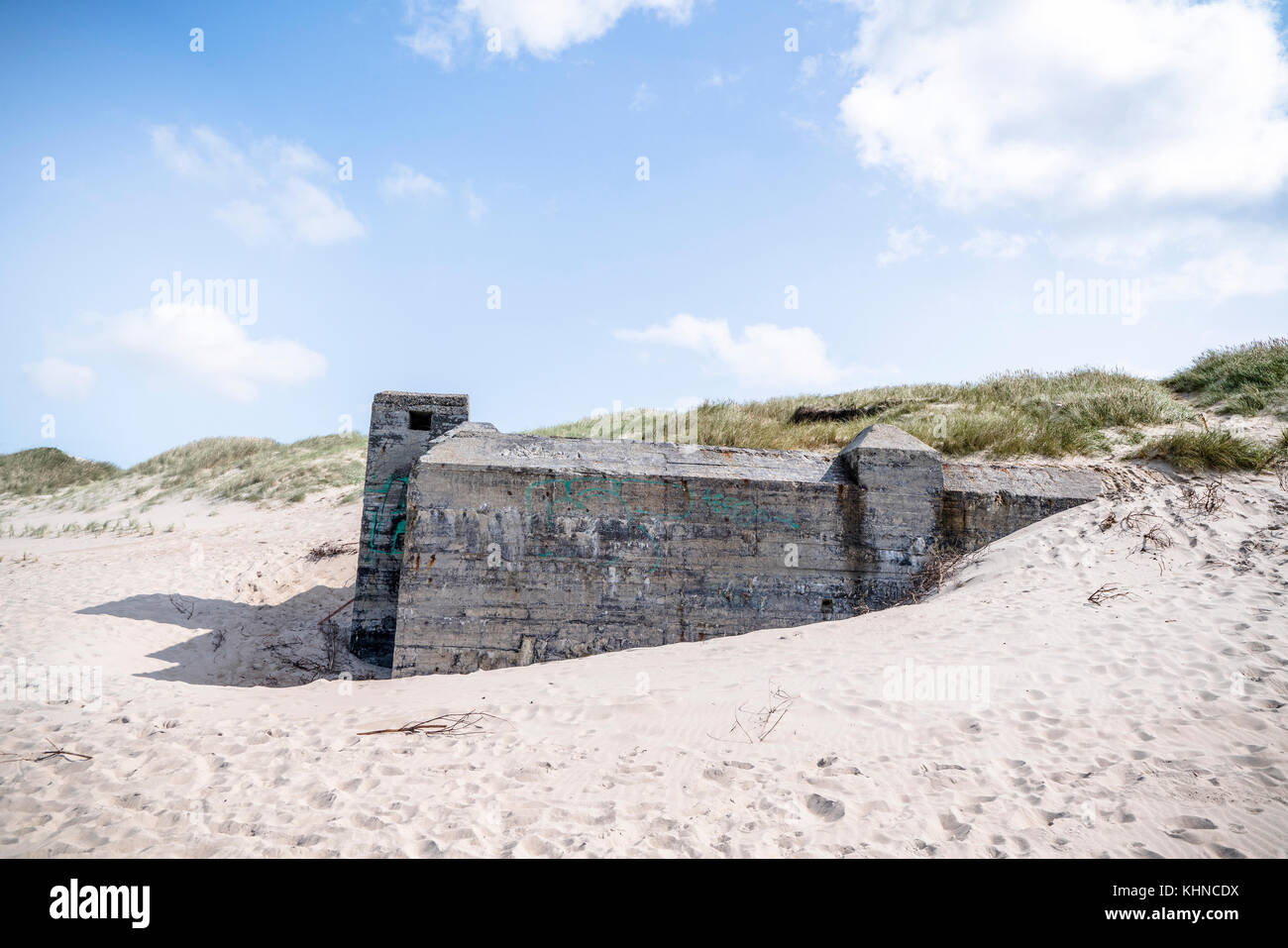 Búnker alemán de la segunda guerra mundial en una playa en verano danés Foto de stock