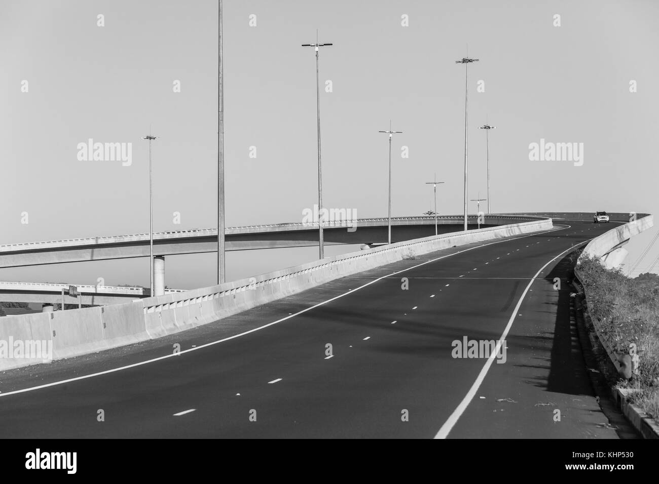 Sobrecarga de la autopista Carretera flyover rampa de entrada y salida de las estructuras en blanco y negro. Foto de stock