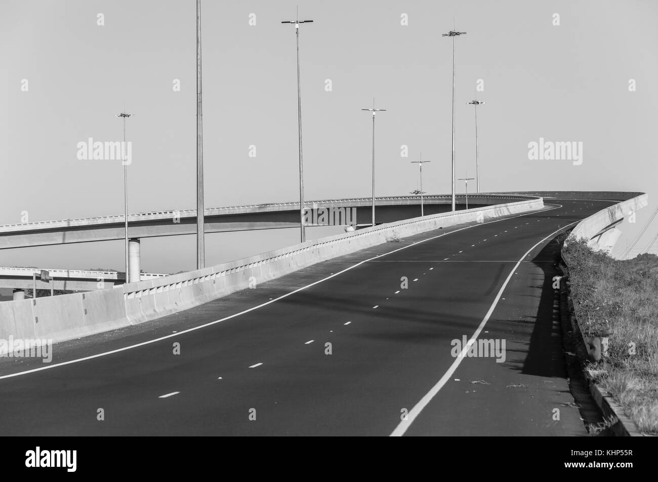 Sobrecarga de la autopista Carretera flyover rampa de entrada y salida de las estructuras en blanco y negro. Foto de stock