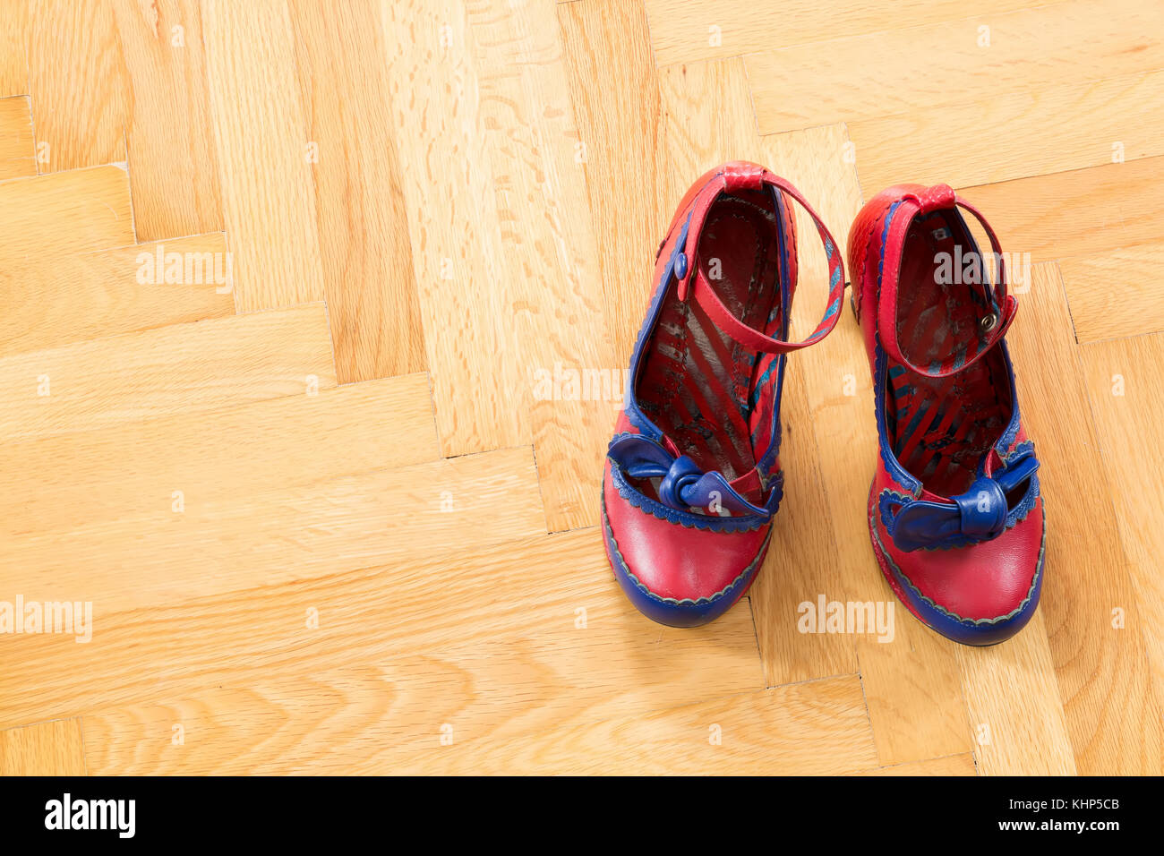 Un par de zapatos usados de una mujer en el suelo Fotografía de stock -  Alamy