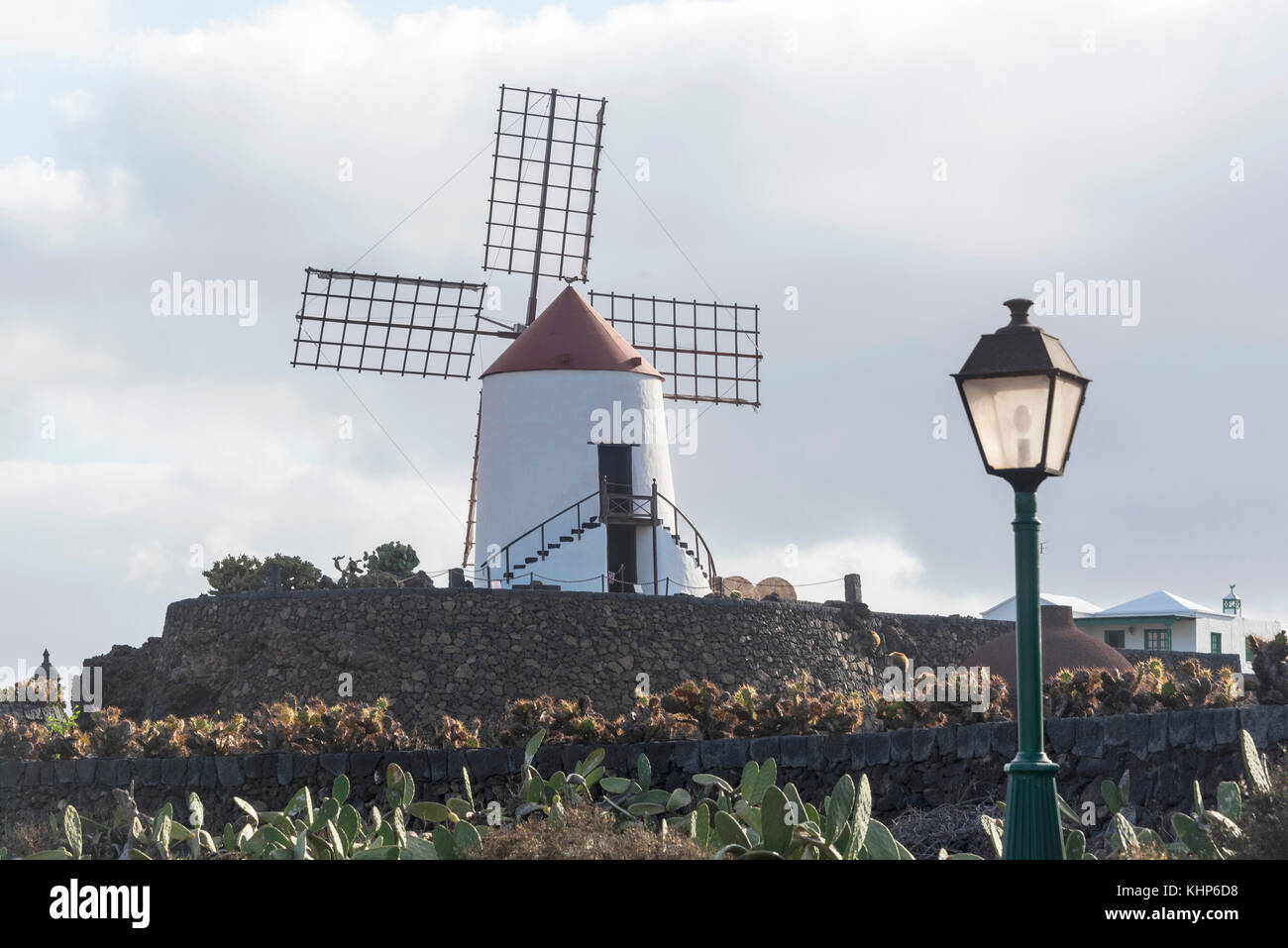 El molino de viento en la atracción de visitantes al Jardín de Cactus en Lanzarote, Islas Canarias. Foto de stock