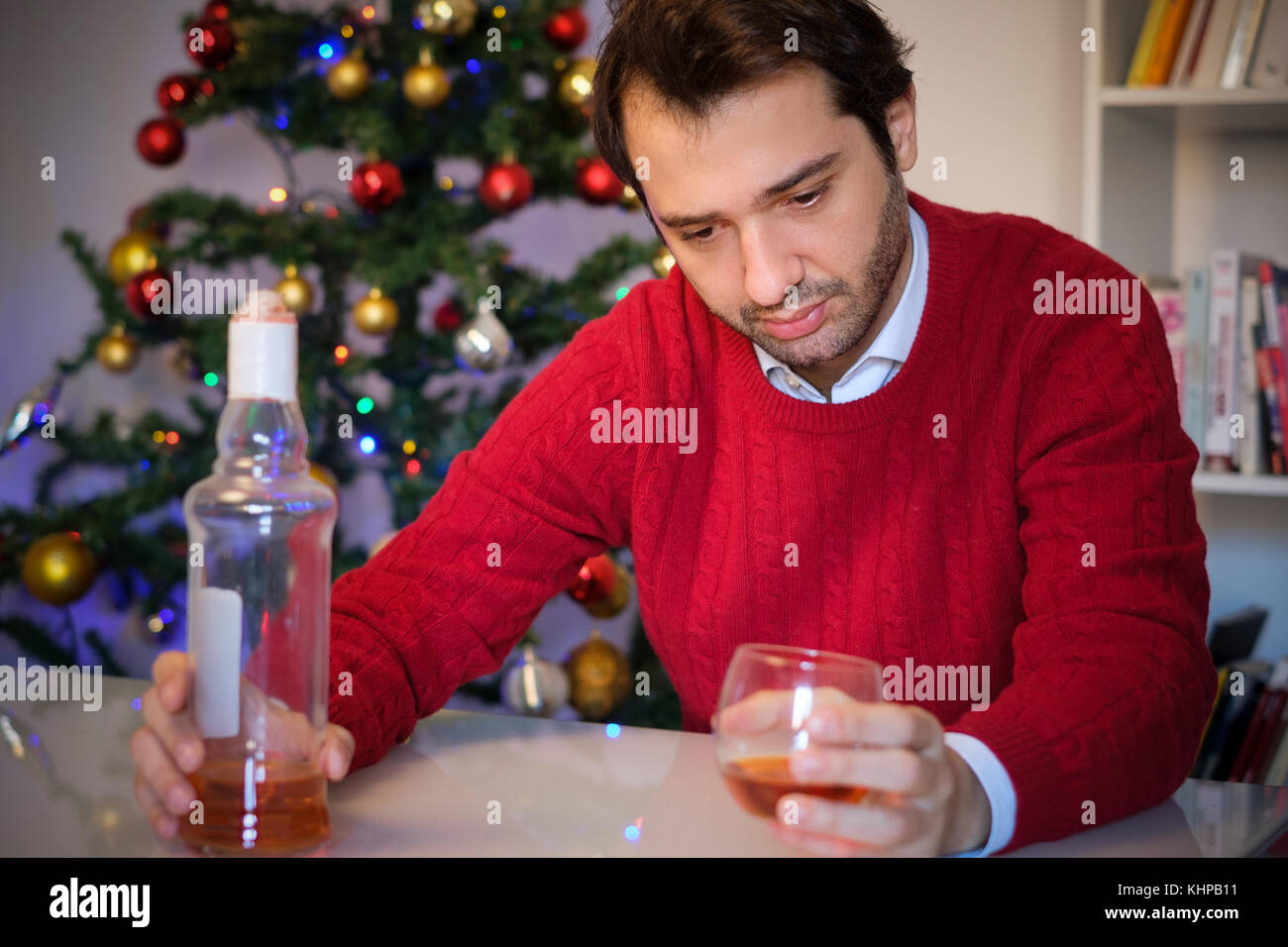Hombre triste y en soledad por abuso de alcohol solos durante la navidad  Fotografía de stock - Alamy