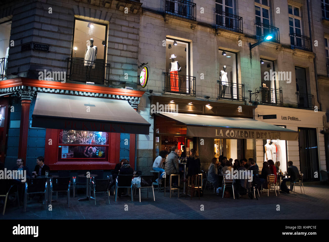 Bares y restaurantes de ambiente nocturno en el casco antiguo de la ciudad de Nantes, Loire Atlantique, Francia. la comedie des vins restaurante. Foto de stock