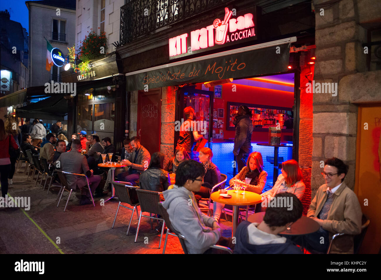 Bares y restaurantes de ambiente nocturno en el casco antiguo de la ciudad de Nantes, Loire Atlantique, Francia. Kit Kat bar y pub. Foto de stock
