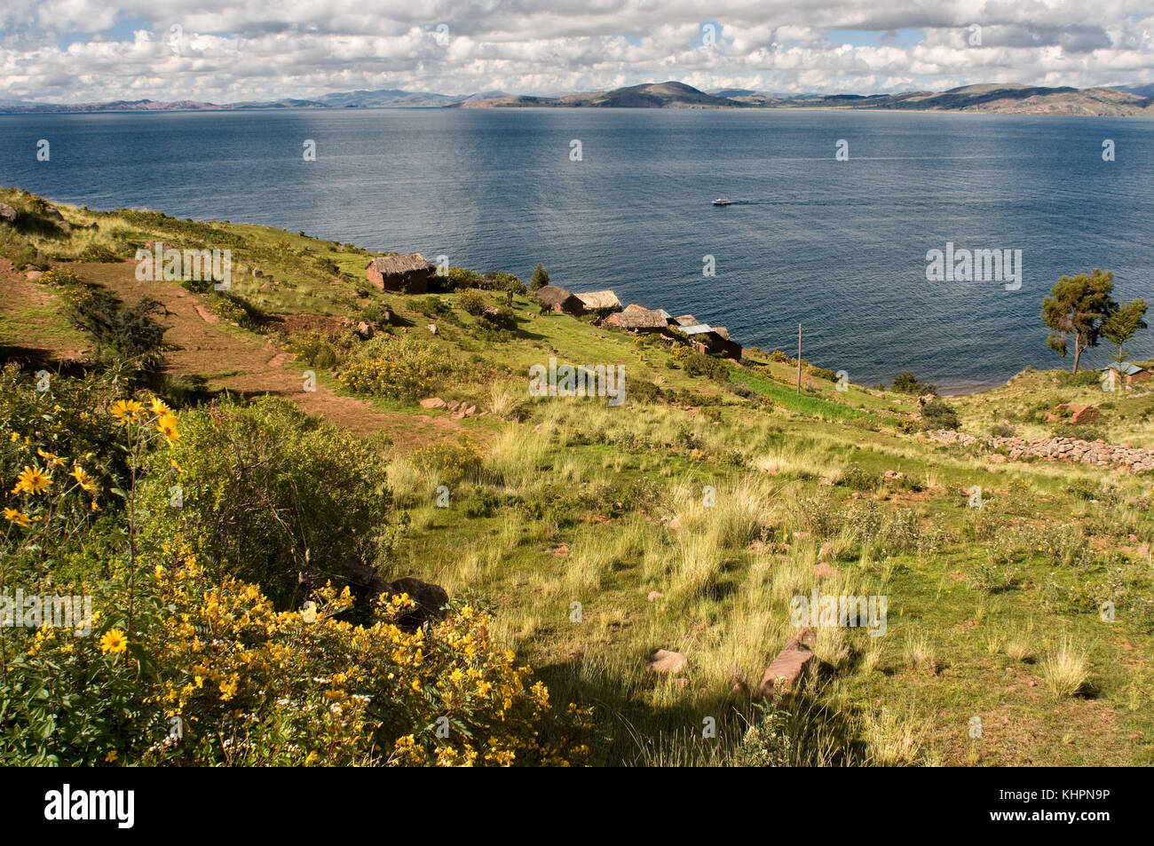 Vista del lago Titicaca desde el pueblo de llachón. La península de Capachica, mirando hacia el continente. llachon, cerca de Puno, Perú. Foto de stock