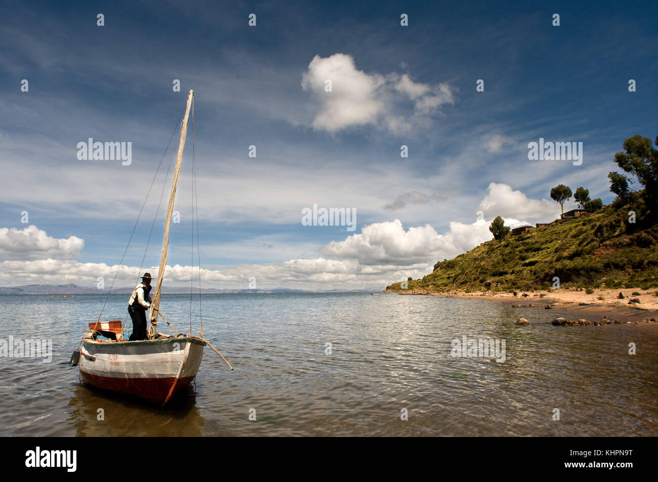 Un pescador navega en el lago Titicaca, cerca de la localidad de llachón. La península de Capachica, mirando hacia el continente. llachon, cerca de Puno, Perú. Foto de stock