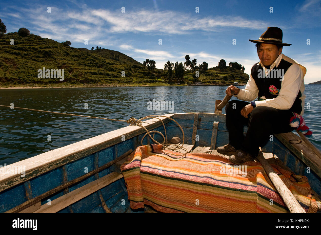 Un pescador navega en el lago Titicaca, cerca de la localidad de llachón. La península de Capachica, mirando hacia el continente. llachon, cerca de Puno, Perú. Foto de stock