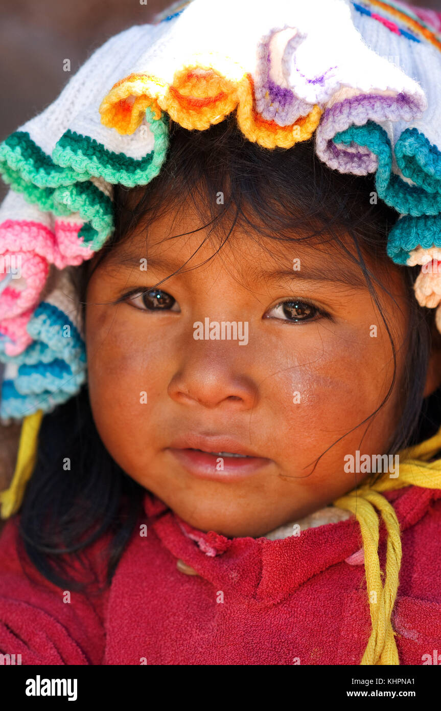 Una niña de la aldea de llachón vestida con un traje típico de la región. La península de Capachica, cerca de Puno, Perú. Foto de stock