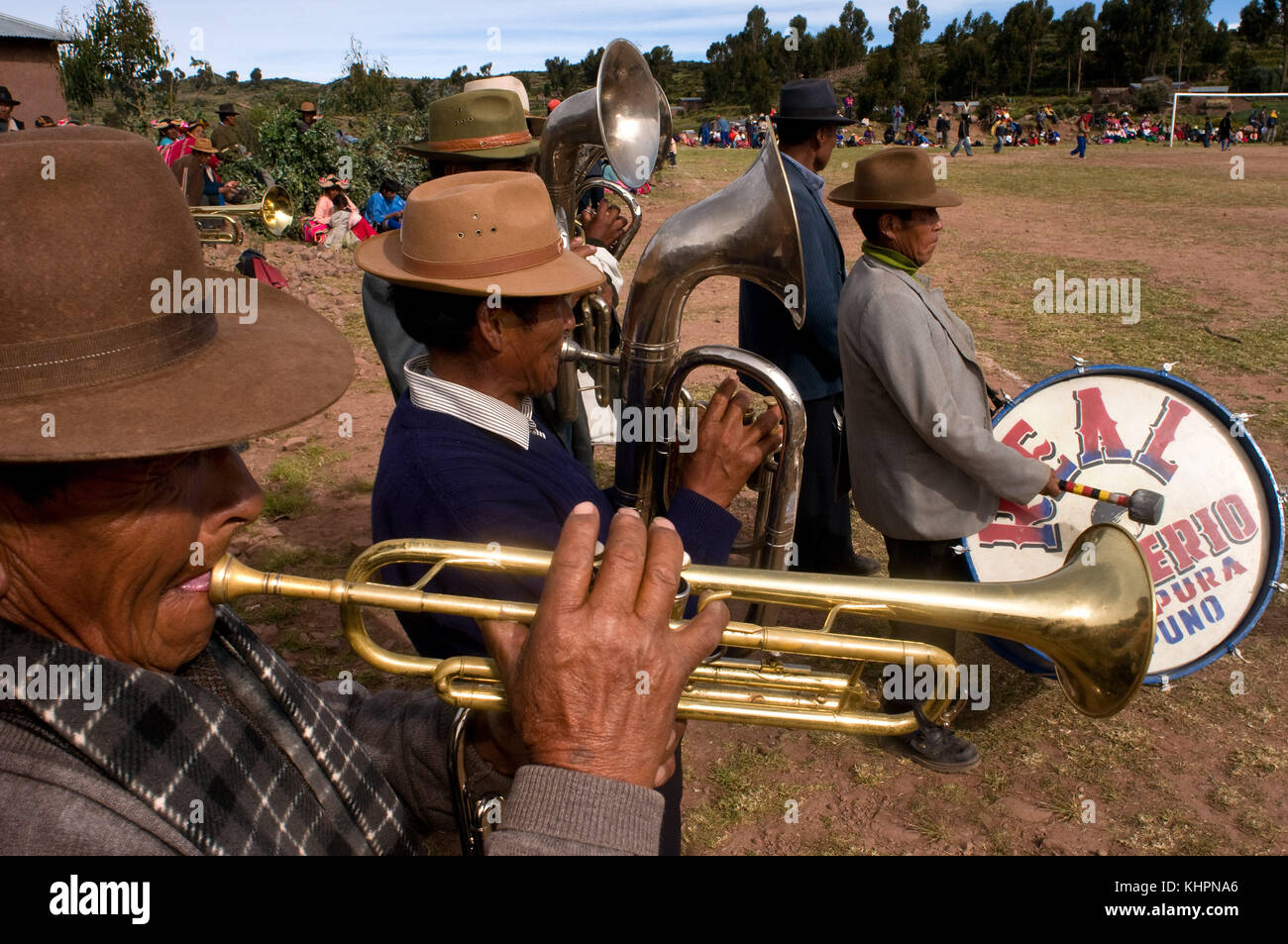 La orquesta de la ciudad de llachón alienta a sus jugadores de fútbol. La península de Capachica, cerca de Puno, Perú. Foto de stock