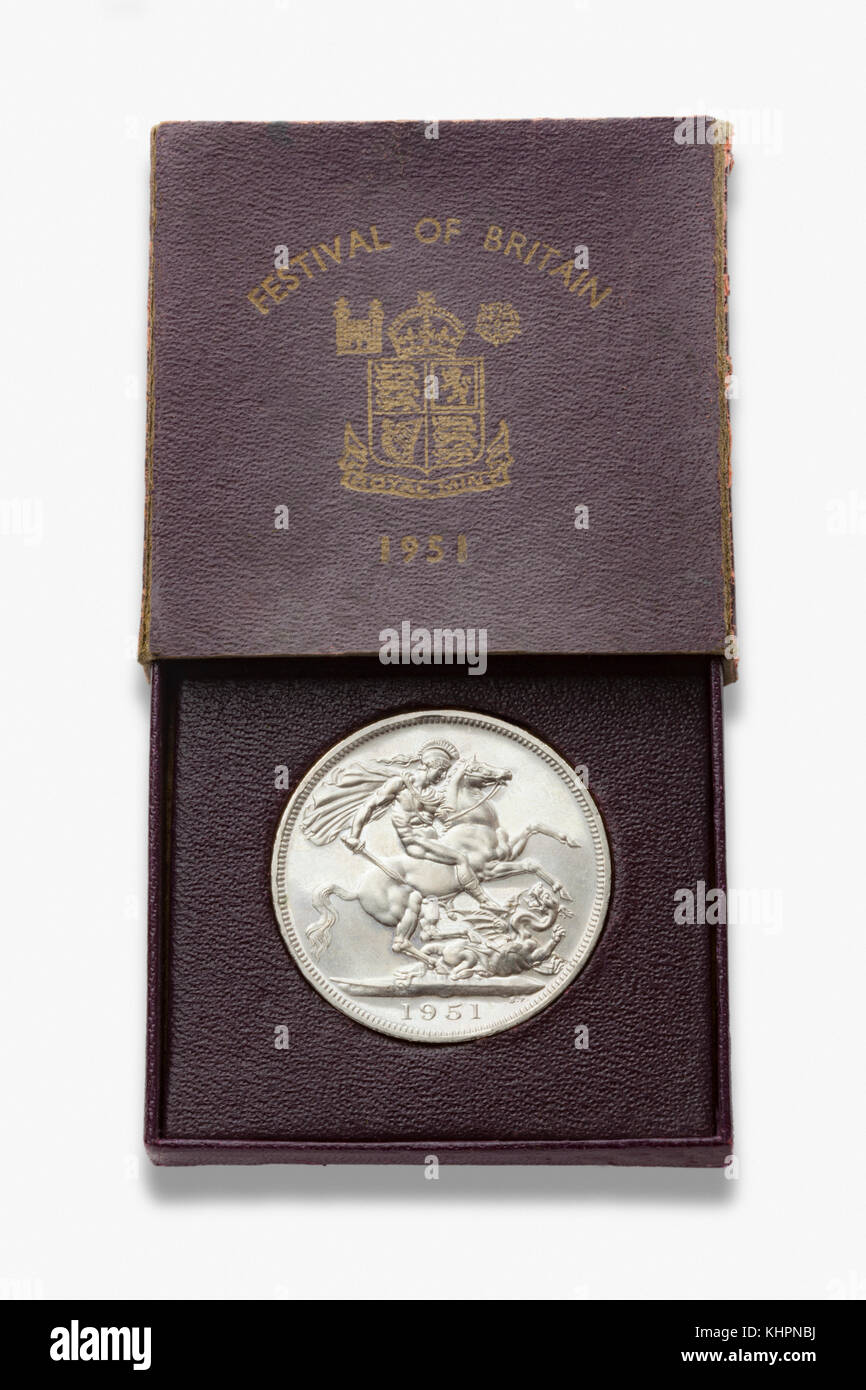 1951 FESTIVAL DE GRAN BRETAÑA crown coin, George vi en el cuadro granate. Foto de stock