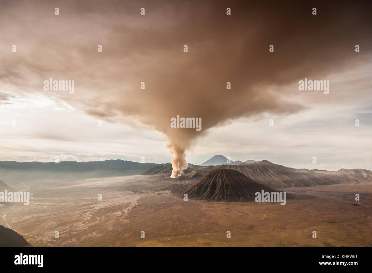 Erupción del Monte Bromo. ceniza volcánica que cubre el cielo durante la última erupción en 2010. El color del cielo y la tierra cambió dramáticamente. Foto de stock