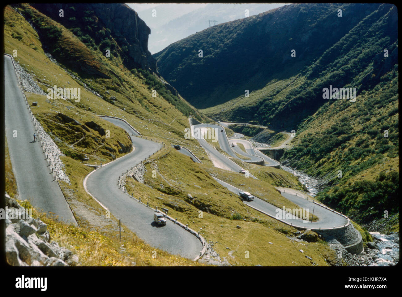 Serpentine Road, St Gotthard, Suiza, 1964 Foto de stock