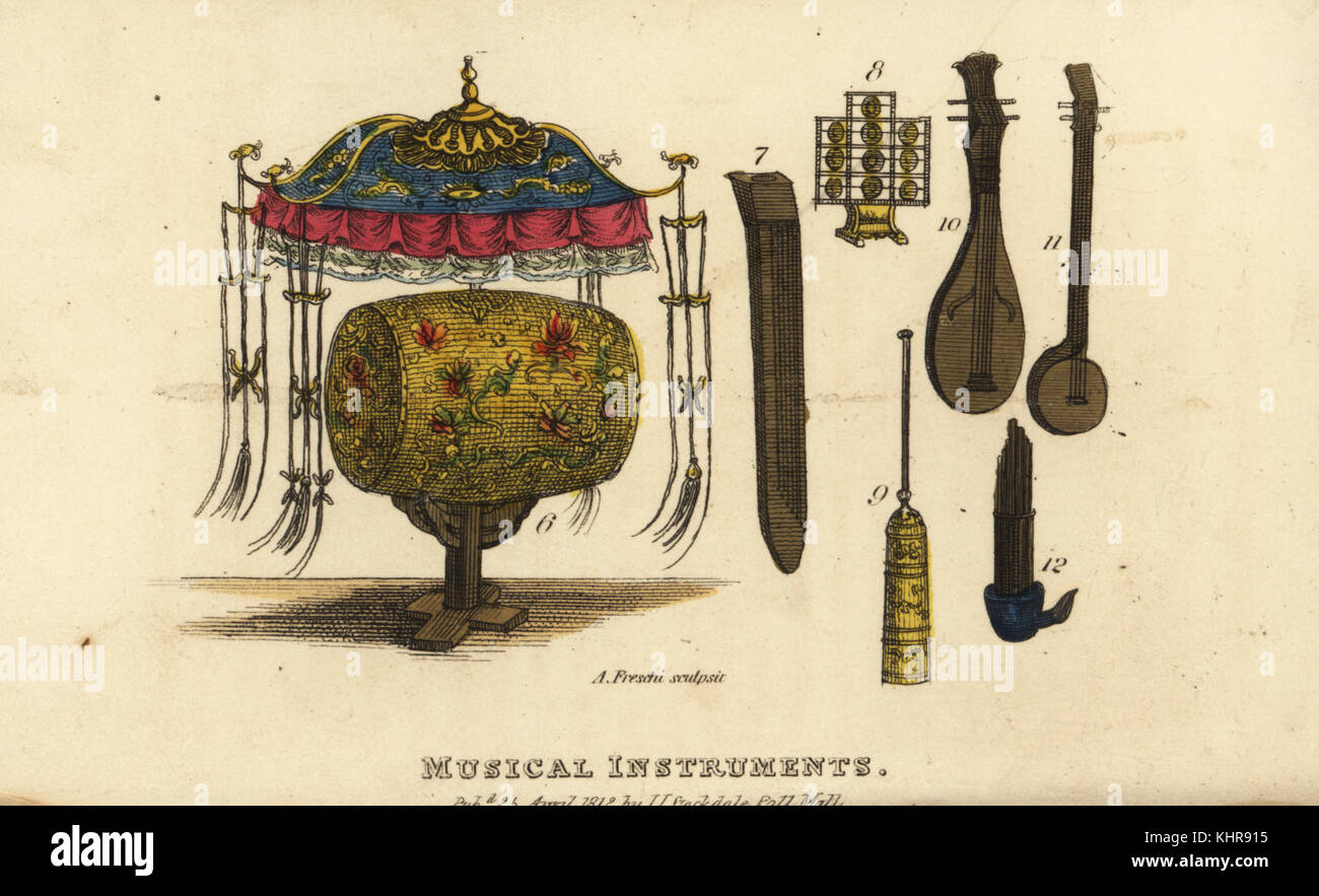 Instrumentos musicales de China, la Dinastía Qing: Pan-Kou kettledrum 6,  Tsen de seis cuerdas de guitarra o dulcimer Hien-Lo 7, 8, 9, 10 Guie-Kin  trompeta, Pipa 11, y Cheng órgano 12. Copperplate