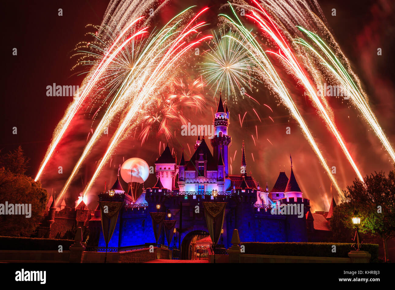 Anaheim vista nocturna con Fireworks del famoso Castillo de Cenicienta