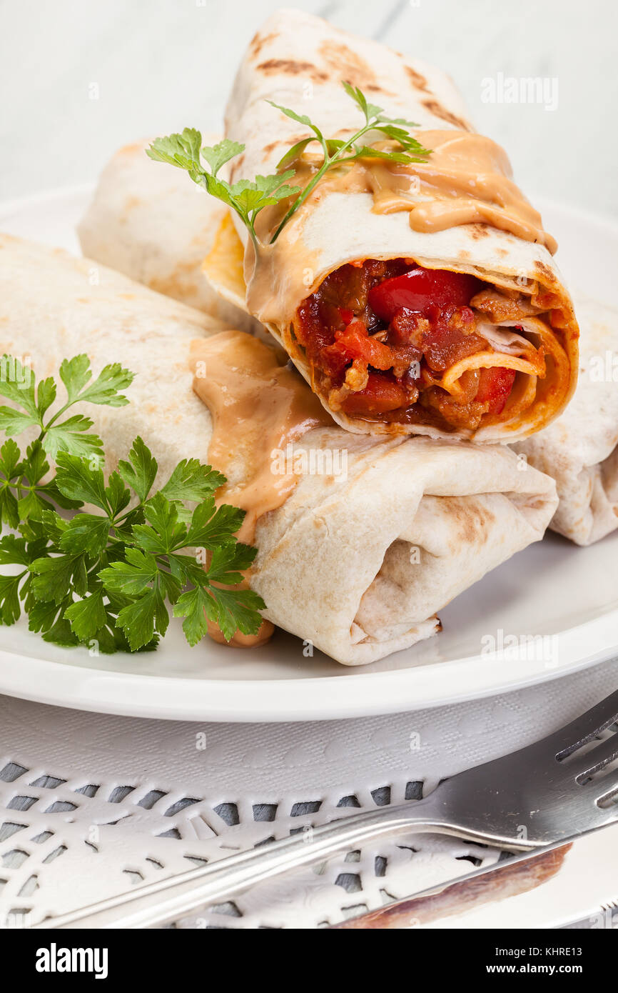 Burritos mexicanos se envuelve con la carne picada, frijoles y