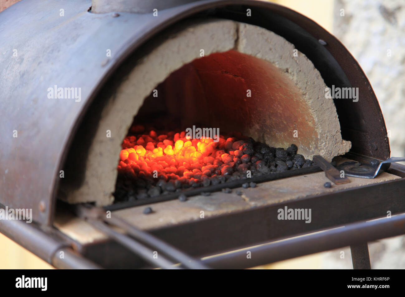 Horno de carbón de ladrillo fotografías e imágenes de alta resolución -  Alamy
