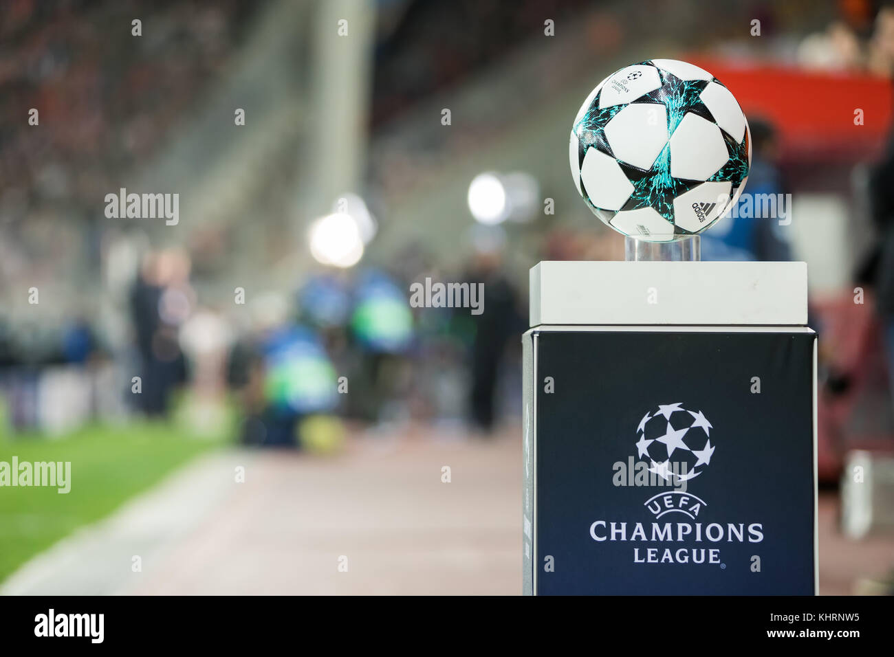 El Pireo, Grecia - Octubre 31, 2017: El balón de la Liga de Campeones en un pedestal de cerca durante el partido de Liga de Campeones de la UEFA entre el Olympiacos Foto de stock