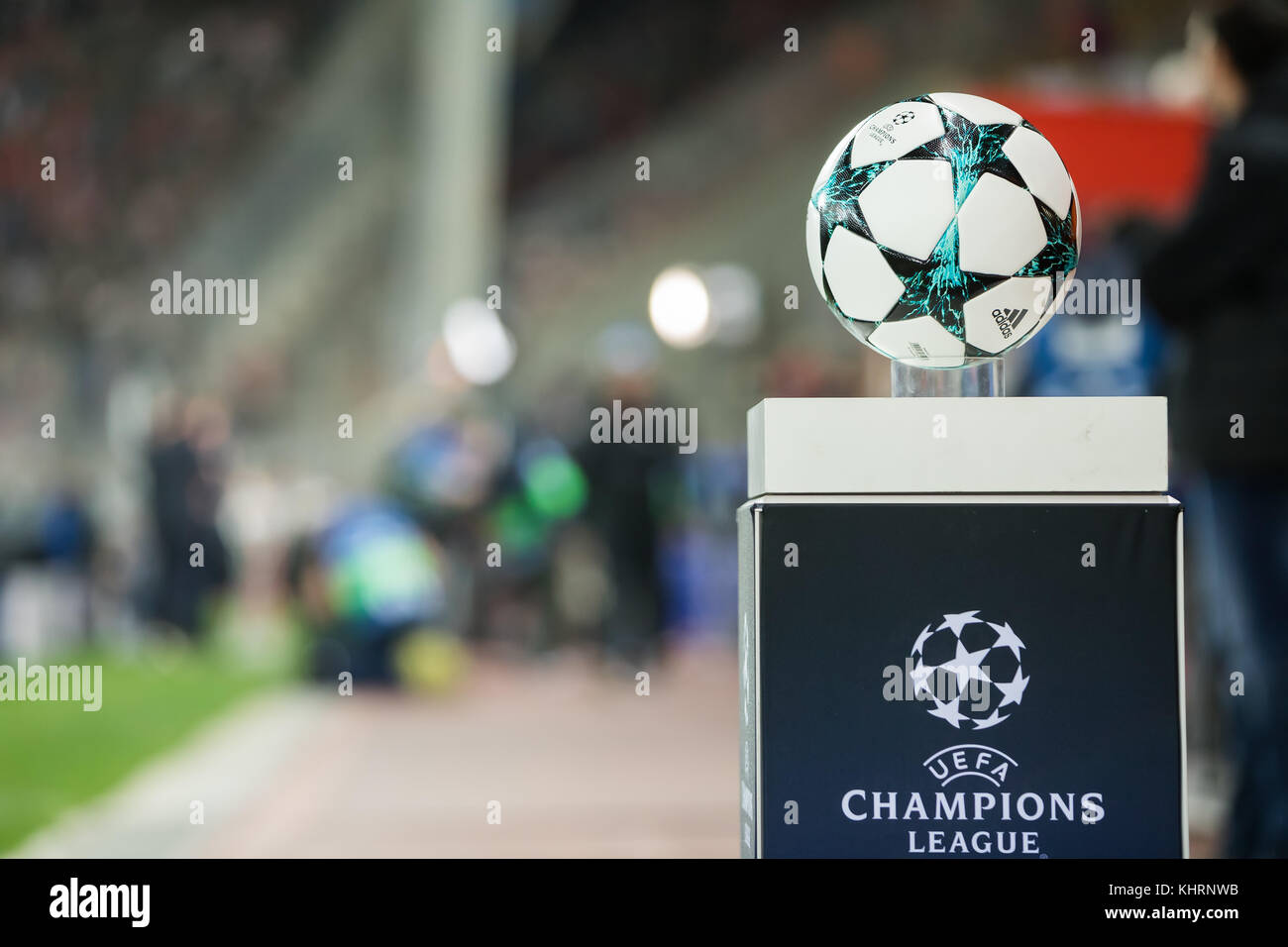 El Pireo, Grecia - Octubre 31, 2017: El balón de la Liga de Campeones en un pedestal de cerca durante el partido de Liga de Campeones de la UEFA entre el Olympiacos Foto de stock