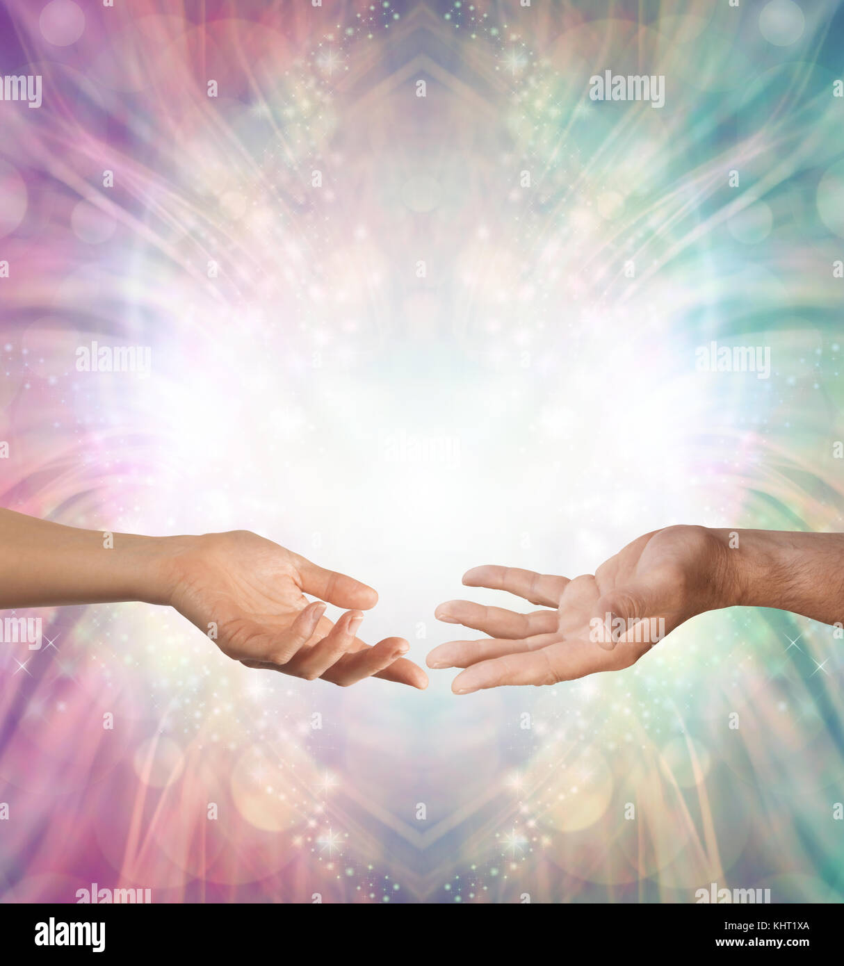Mano mano femenina y masculina con las palmas abiertas enfrentadas contra un hermoso intrincado de masculino y femenino de color de fondo de energía Foto de stock