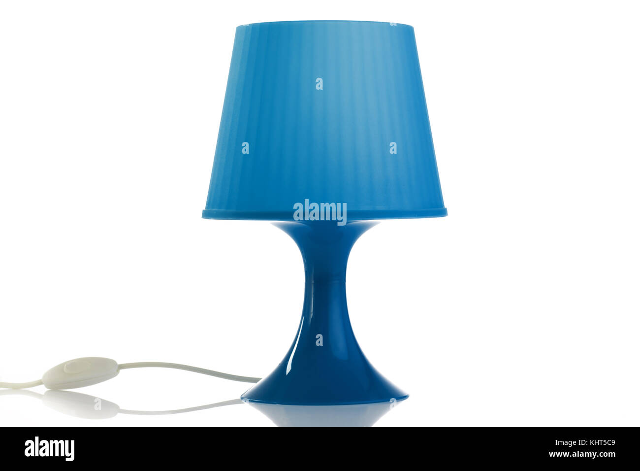 Lámpara de mesa aislado sobre fondo blanco. Foto de stock