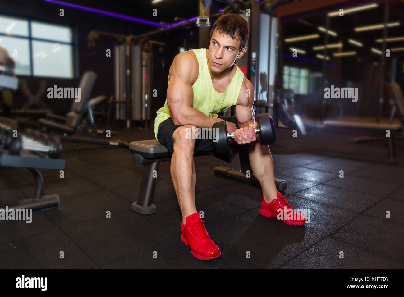 Hombre leyendo muscular para entrenar con kettle ball en el gimnasio  crossfit Fotografía de stock - Alamy