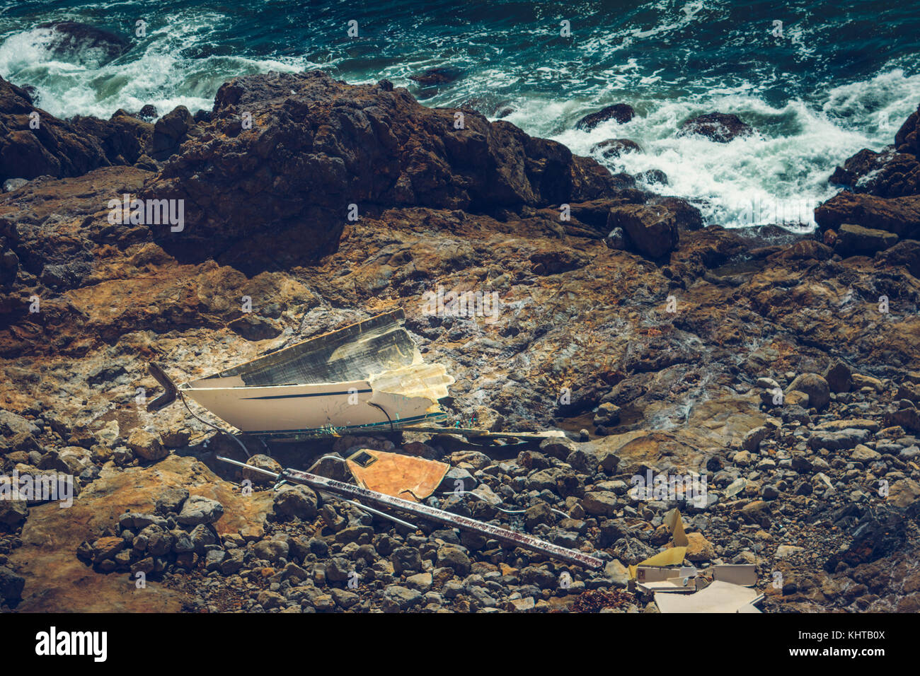 Los restos de un barco naufragado en la costa rocosa de Flat Rock Point