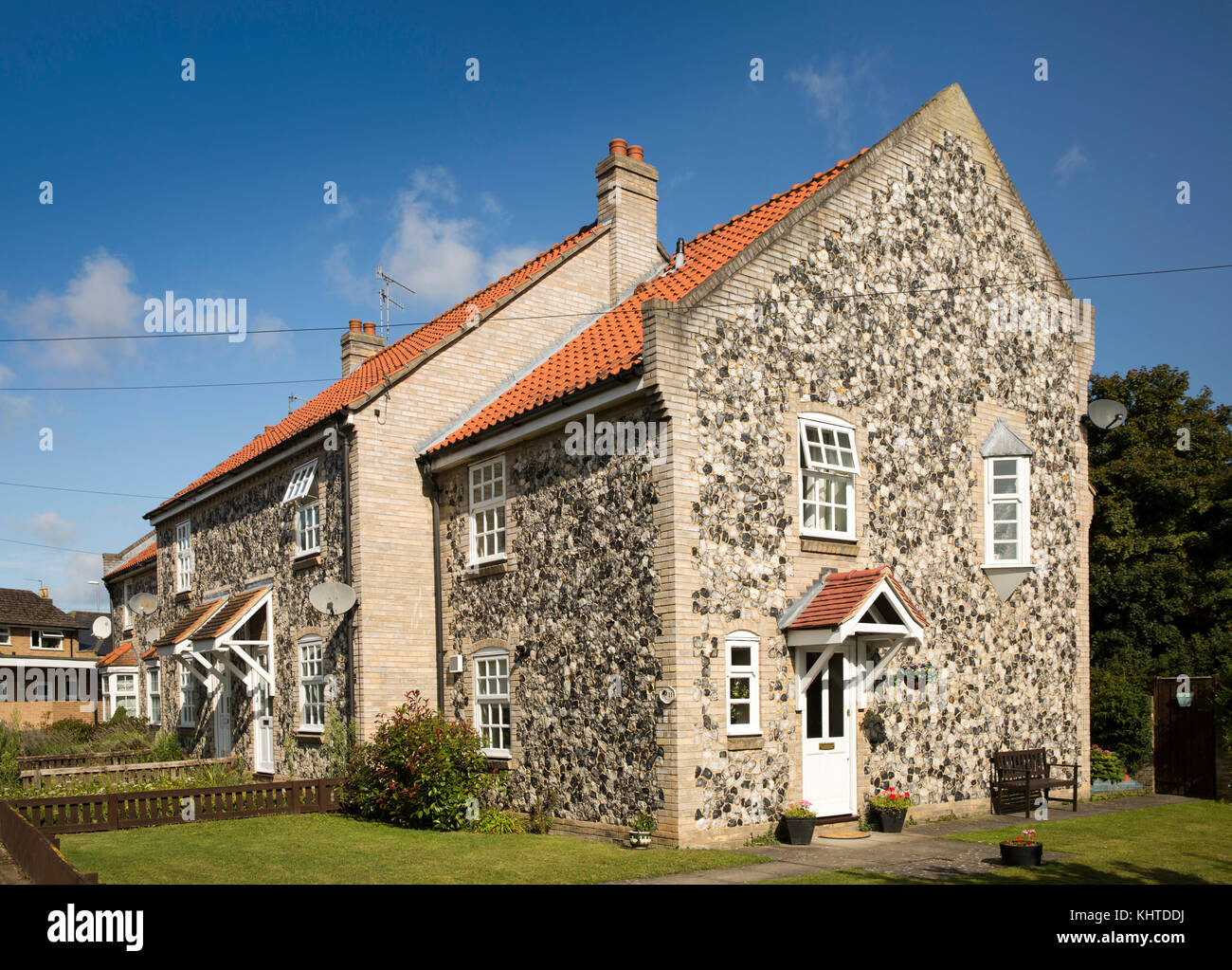 Reino Unido, Inglaterra, Norfolk, Thetford, Mill Lane, casa moderna con la tradicional piedra de sílex y construcción Foto de stock