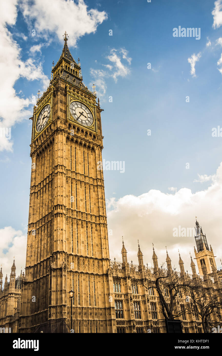 Torre del reloj Big Ben y Casas del Parlamento en el centro de Londres, gran angular desde abajo mirando hacia el cielo. Foto de stock