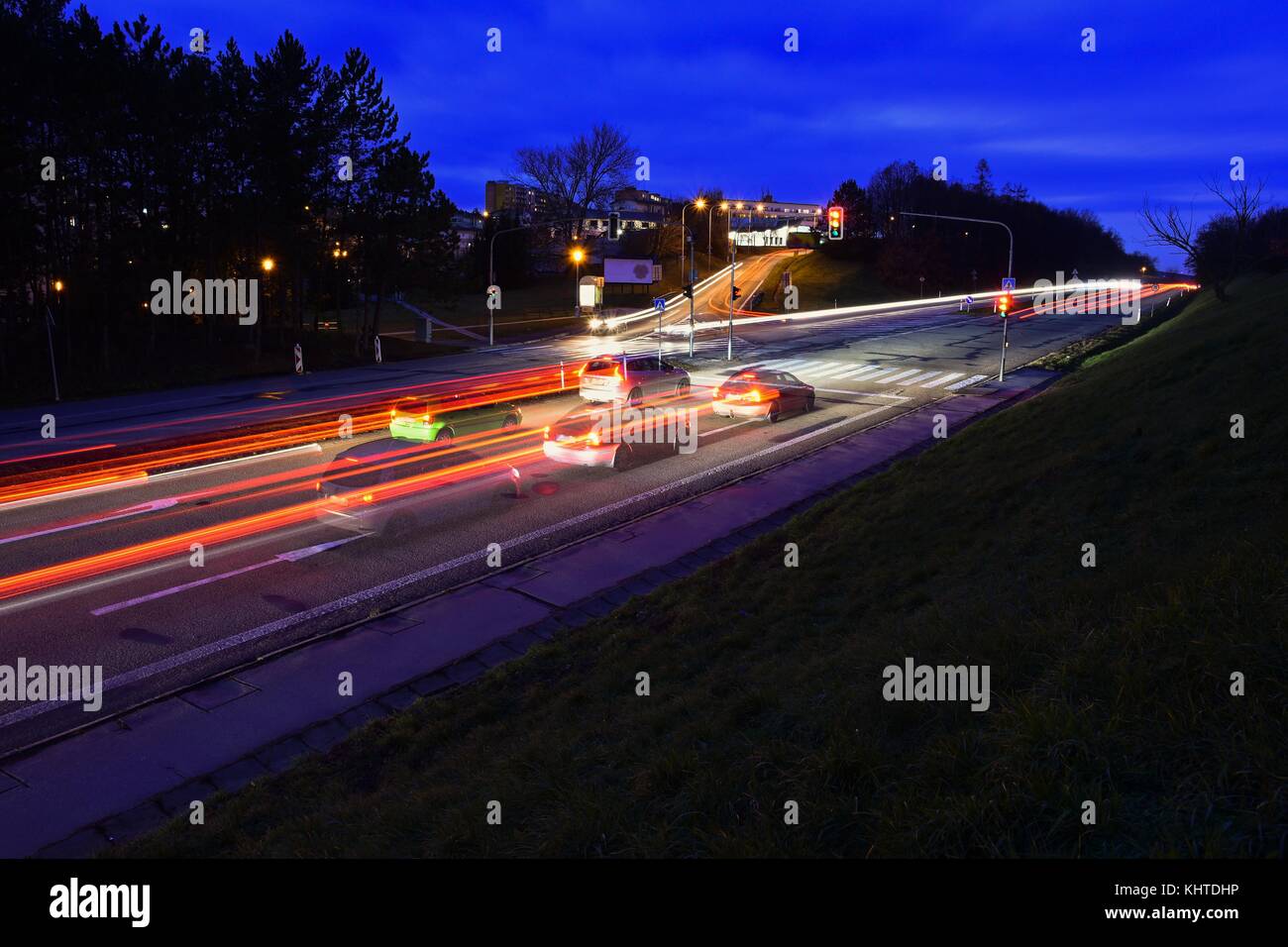 Foto de noche el tráfico en la carretera. Paisaje nocturno con coches. coches con luces y difuminan las líneas de color. Foto de stock
