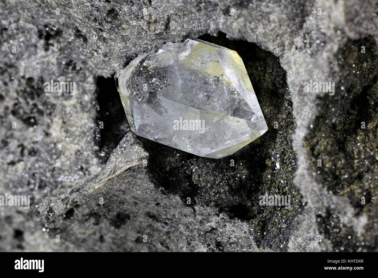 Diamante Herkimer enclavado en la roca madre Fotografía de stock - Alamy
