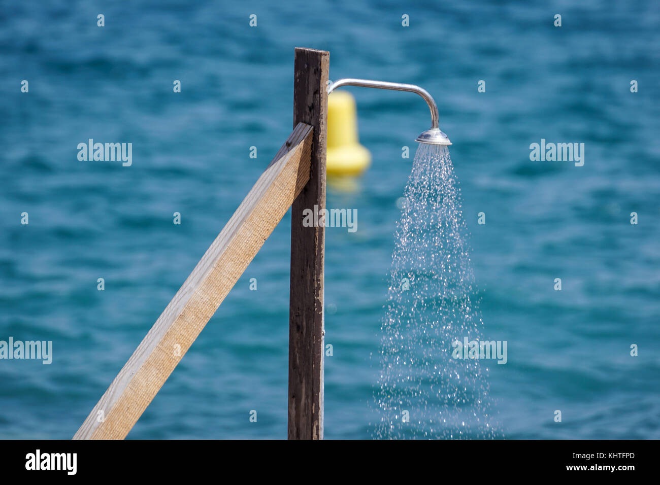La alcachofa de la ducha con gotas de agua de mar Foto de stock