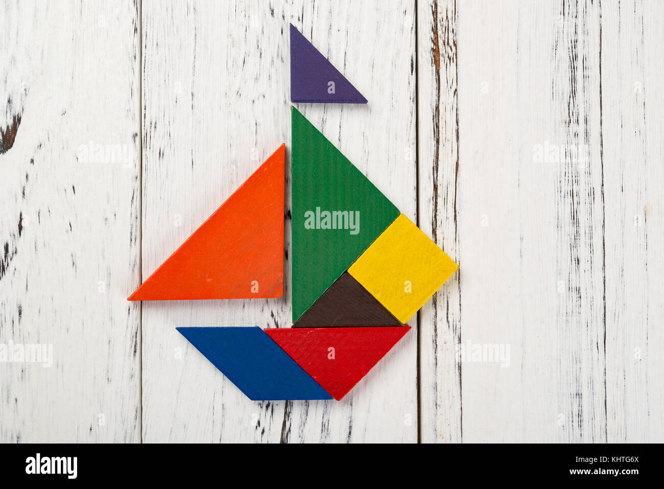 Tangram de madera en forma de un velero Fotografía de stock - Alamy