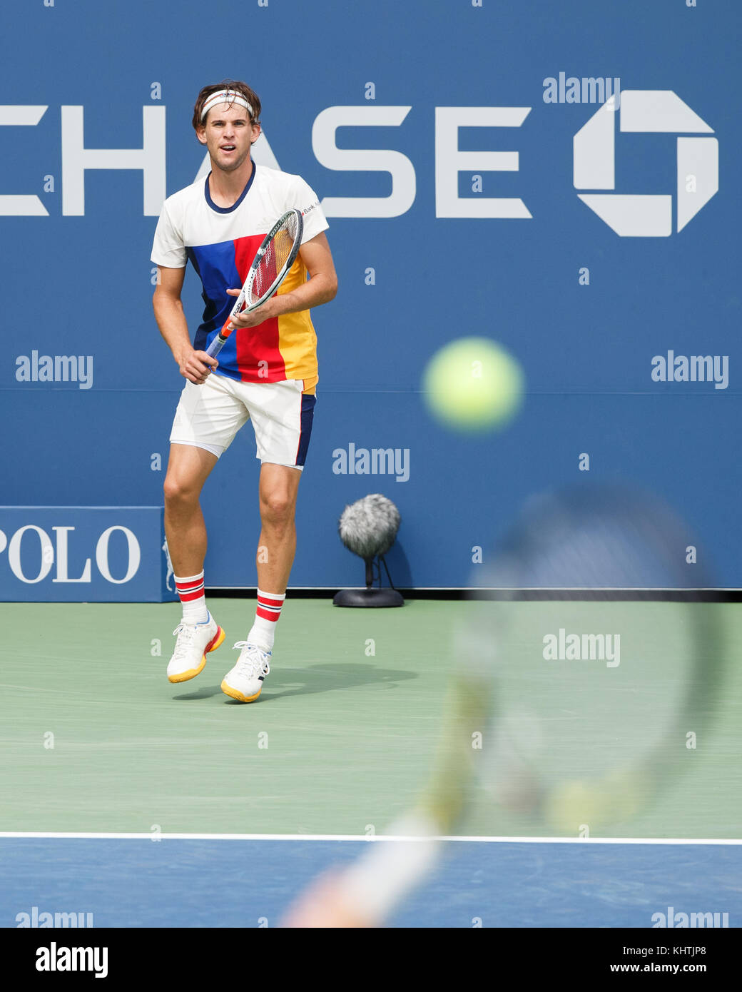 Tenista austriaco dominic thiem (Aut) esperando para servir en el US Open 2017 Campeonato de tenis, la ciudad de Nueva York, Estado de Nueva York, Estados Unidos. Foto de stock