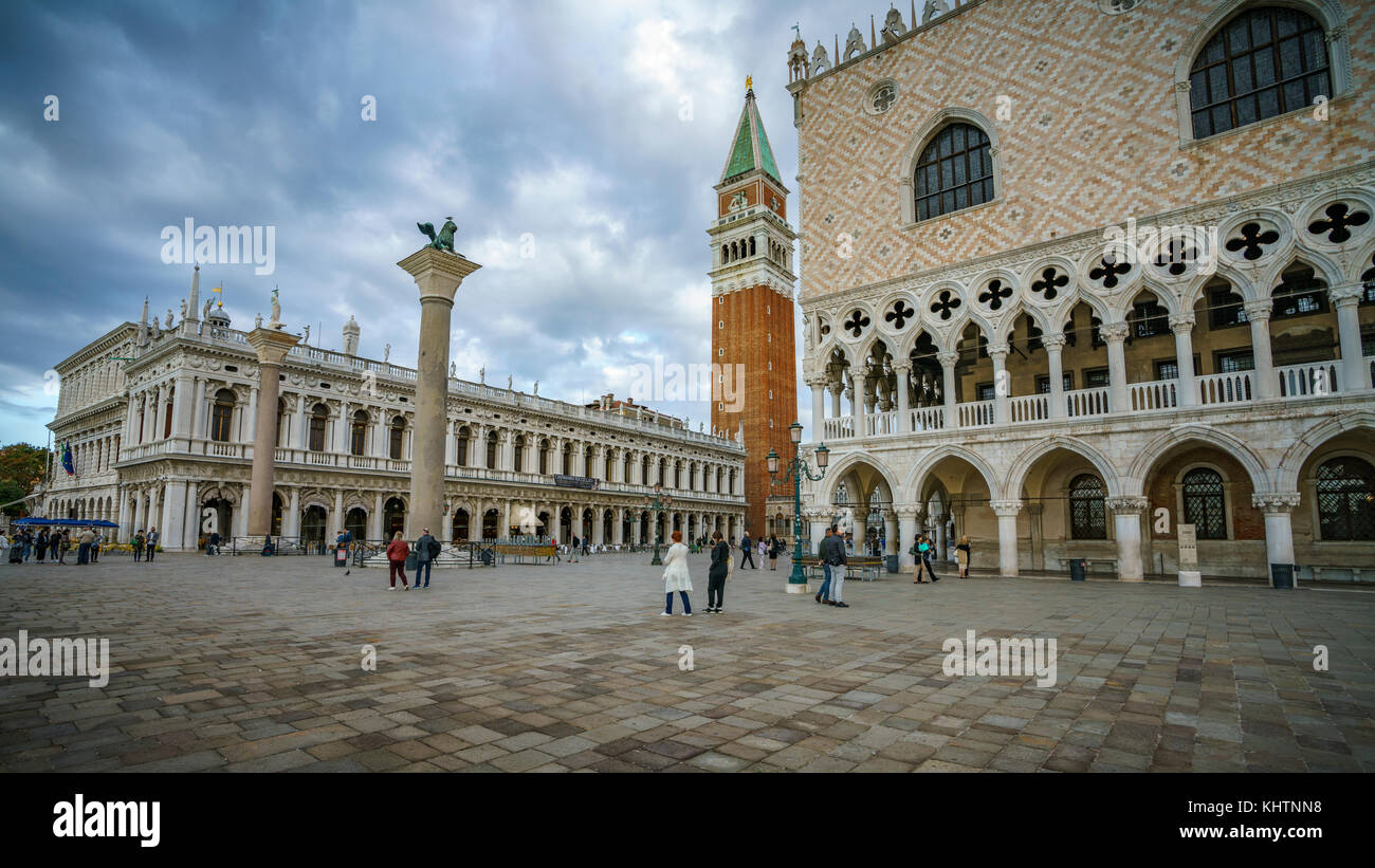 El Palazzo Ducale de la Piazza San Marco en Venecia en un día nublado oscuro - incluyendo el Campanile di San Marco Foto de stock