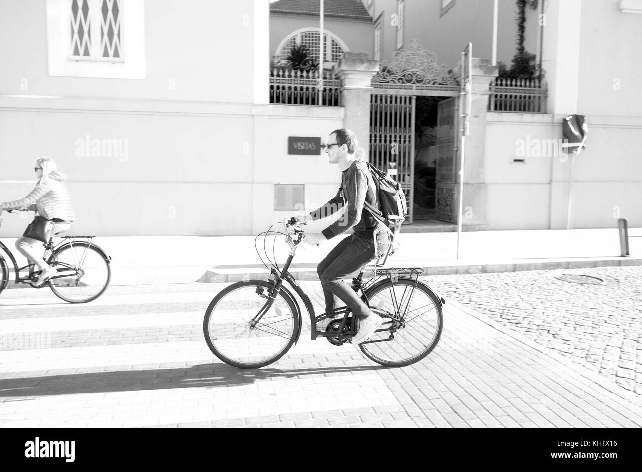 Septiembre 2017 - hombre montado en una bicicleta de alquiler de coches en Porto, Portugal. Foto de stock
