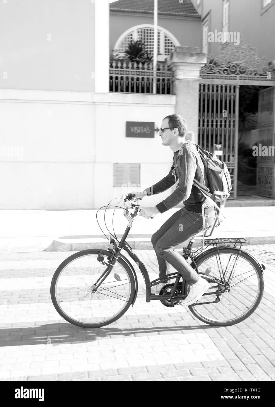 Septiembre 2017 - hombre montado en una bicicleta de alquiler de coches en Porto, Portugal. Foto de stock