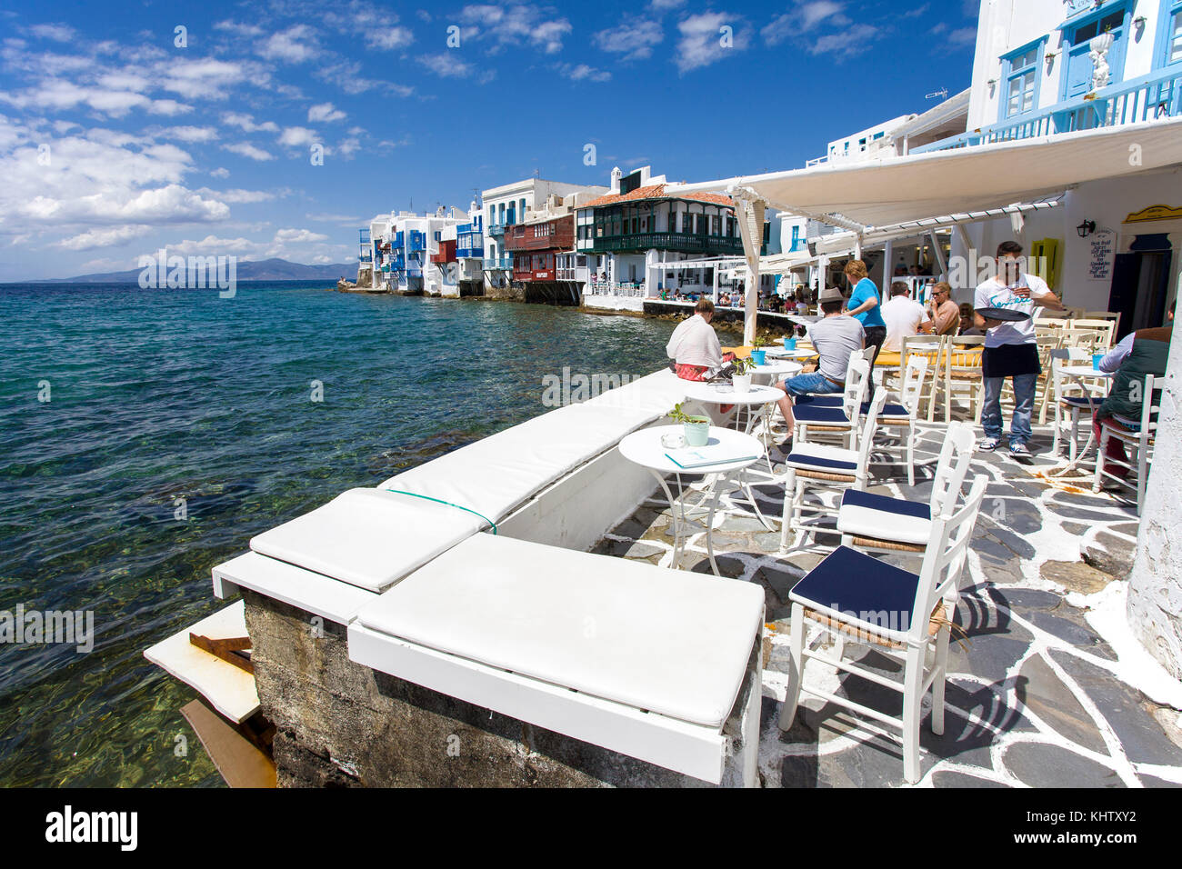 Gastronomie en klein venedig en Mykonos-Stadt, gastronomía en pequeña Venecia en Mykonos-town, la isla de Mykonos, las islas Cícladas, del mar Egeo, Grecia, Foto de stock