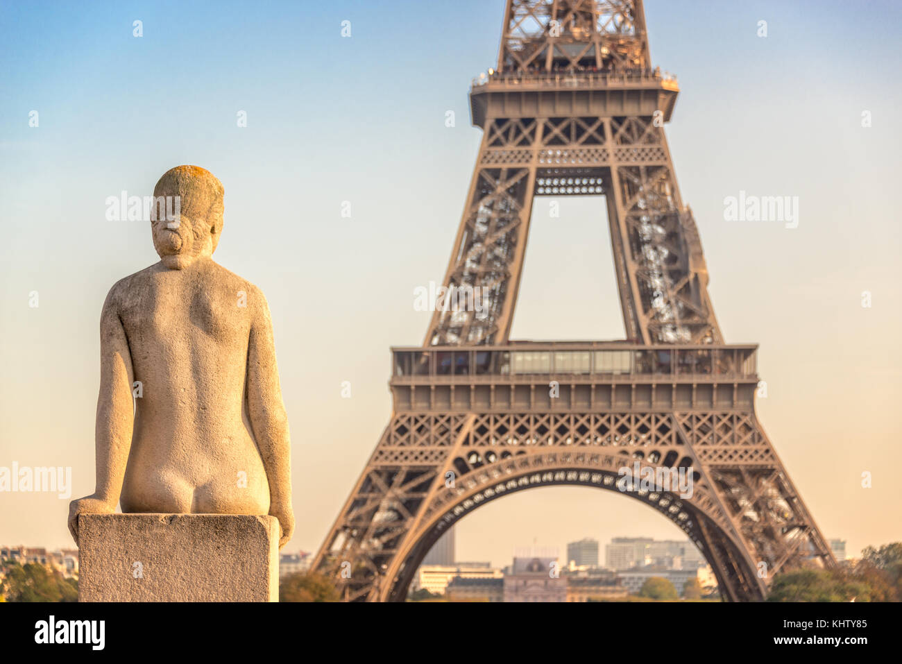 Mujer estatua de piedra en el jardín Trocadero, la torre Eiffel en el fondo, París Francia Foto de stock