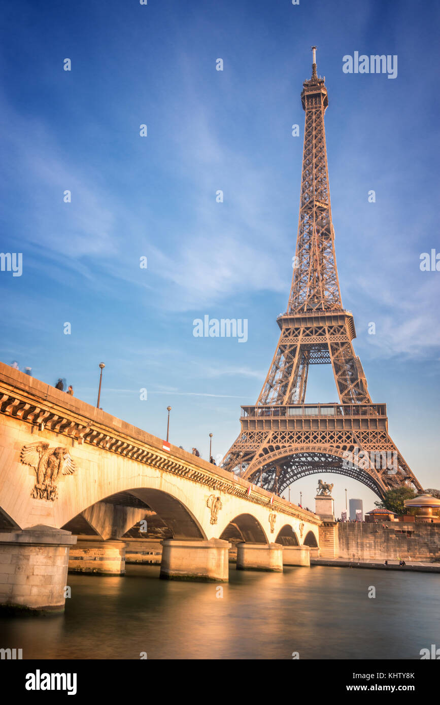 Puente iena y la torre Eiffel, París Francia Foto de stock