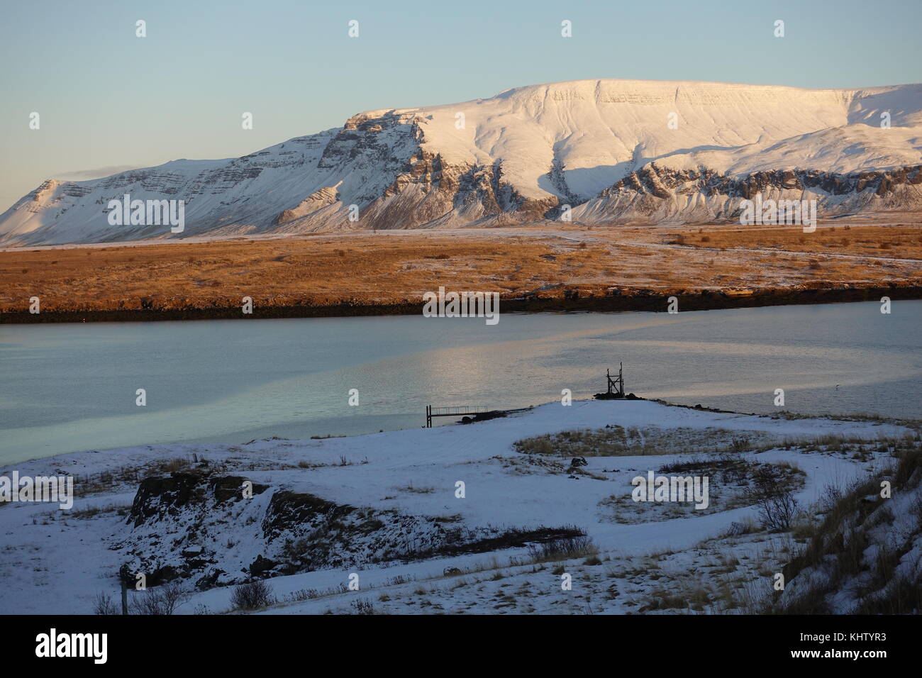 Montañas de Islandia cerca de Reykjavik Isla de hielo y Fuego Spong Grafavogar Viking tierras, nieve en las montañas, ESJA Monte Foto de stock