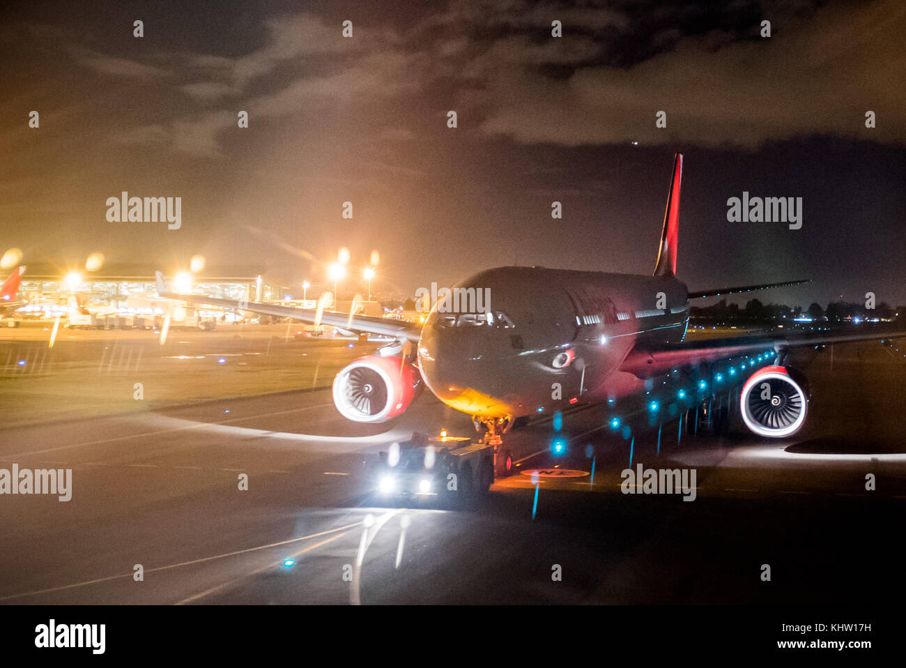 Un Airbus A330 de la aerolínea Avianca es remolcado hacia abajo una pista de rodaje en el aeropuerto internacional El Dorado de Bogotá, Colombia Foto de stock