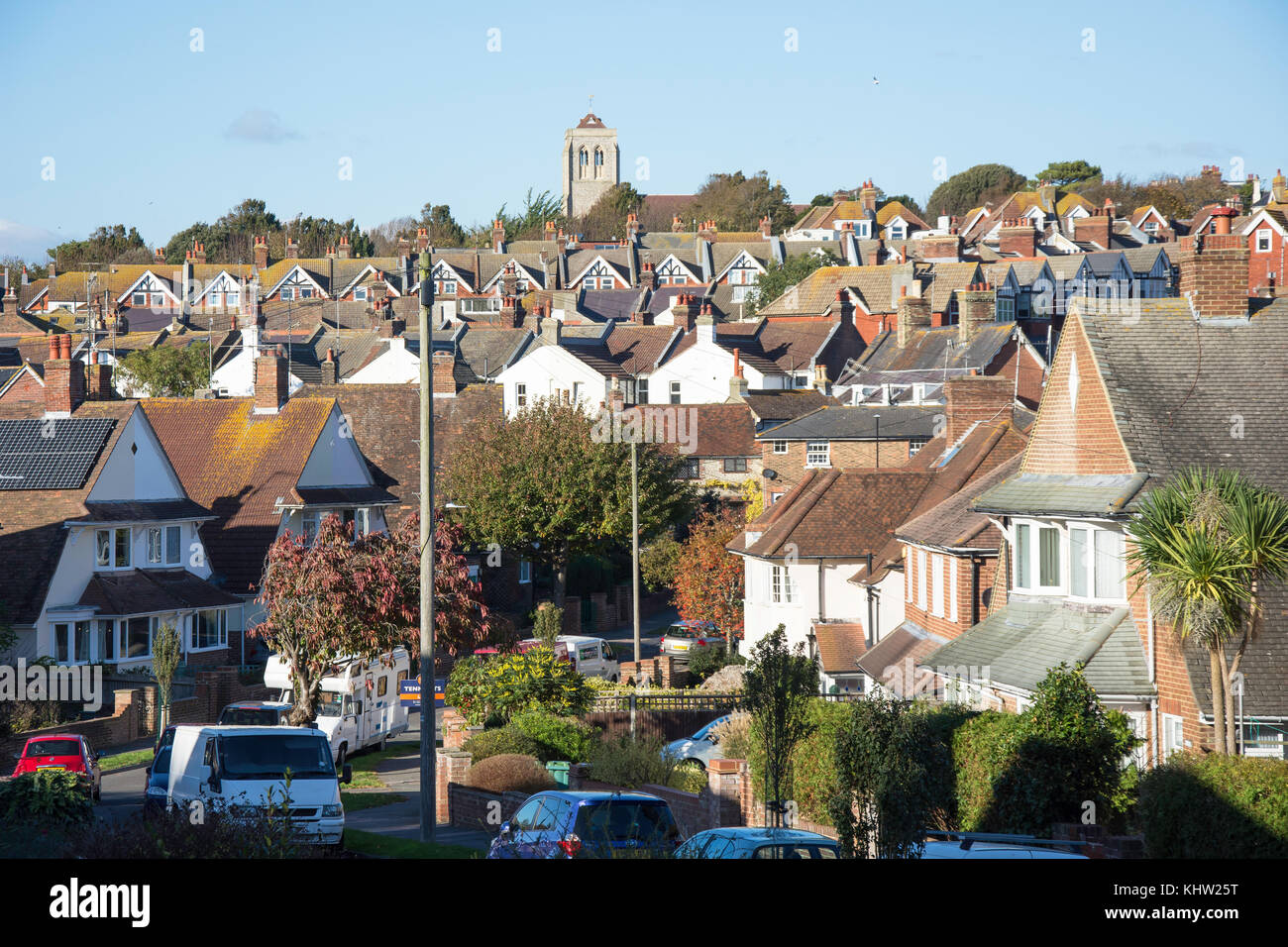 Casas suburbanas con San Miguel y todos los Ángeles, detrás de la Iglesia, Casco antiguo, Eastbourne, East Sussex, Inglaterra, Reino Unido Foto de stock