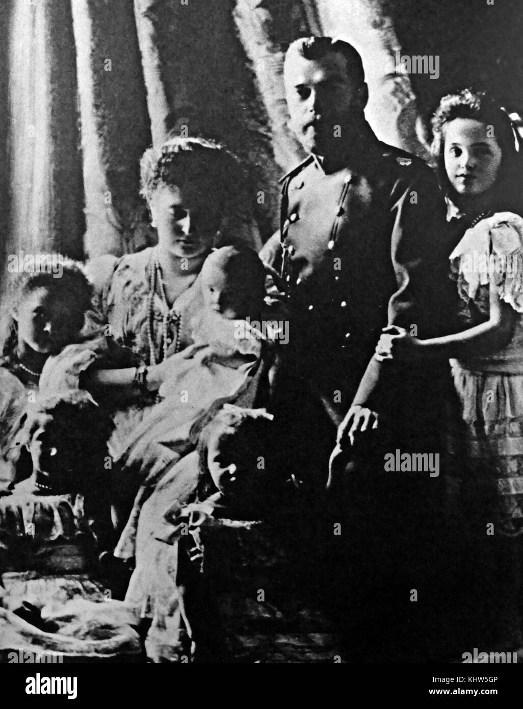 Retrato fotográfico del Zar Nicolás II de Rusia y de la Zarina Alexandra Feodorovna y sus hijos: la gran duquesa Anastasia Nikolaevna de Rusia (1901-1918), la gran duquesa Olga Nikolaevna de Rusia (1895-1918), Alexei Nikolaevich, Tsarevich de Rusia (1904-1918), la Gran Duquesa María Nikolaevna de Rusia (1899-1918) y la gran duquesa Tatiana Nikolaevna de Rusia (1897-1918). Nicolás II de Rusia (1868-1918) el último emperador de Rusia. Alexandra Feodorovna (1872-1918), emperatriz de Rusia como cónyuge de Nicolás II. Fecha Siglo XX Foto de stock