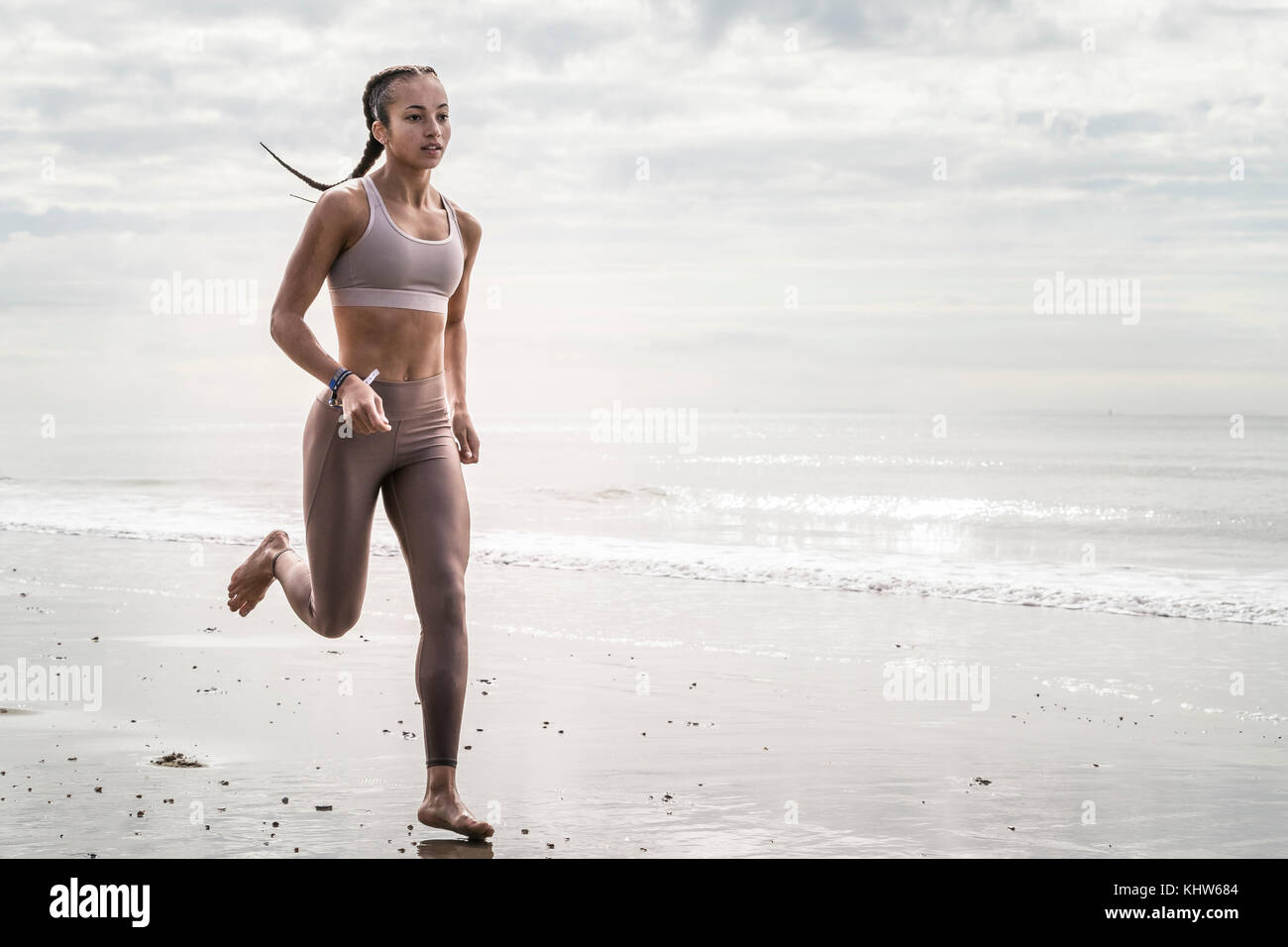 Mujer corriendo playa fotografías e imágenes de alta resolución - Alamy