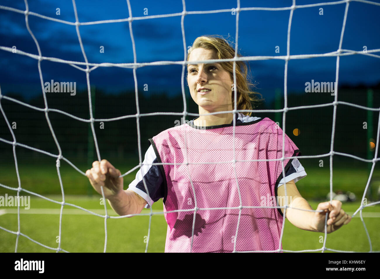 Jugador de fútbol femenino, Hackney, este de Londres, Reino Unido Foto de stock