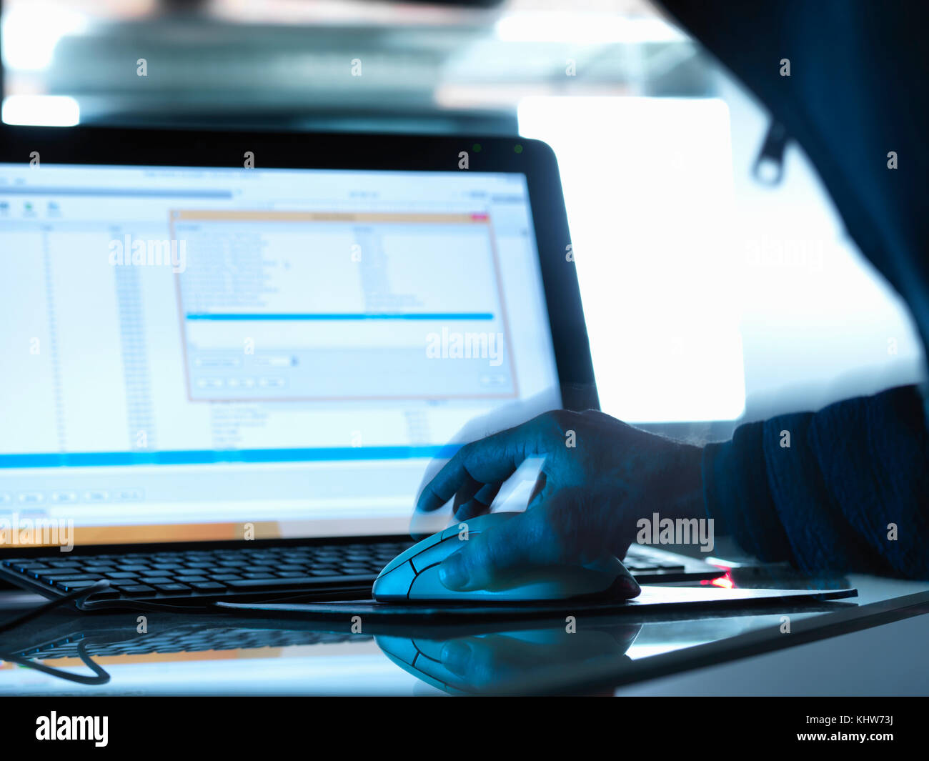 Ataque cibernético, cyber hacker acceder a alguien programa informático Foto de stock