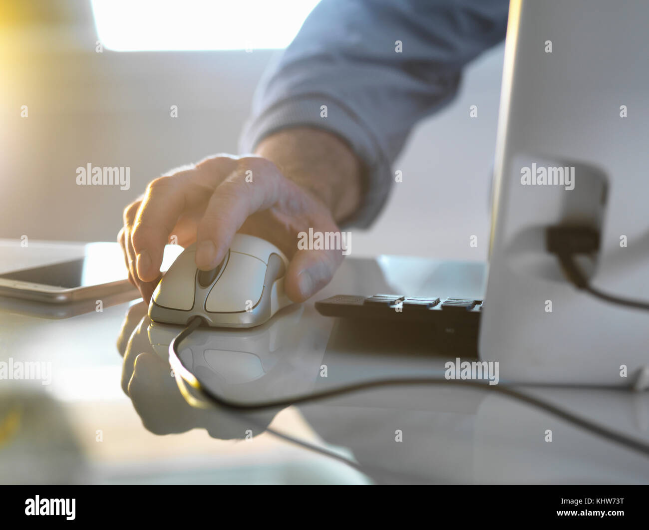 El empresario la mano sobre el ratón de un ordenador trabajando en Office Foto de stock